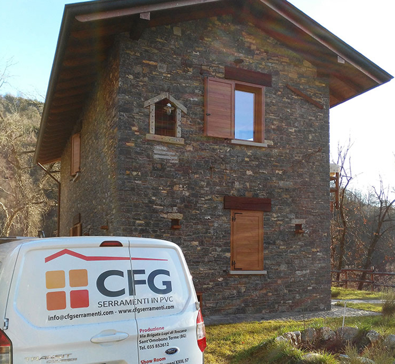 Serramenti in pvc linea Efficienta per una baita in Valle Imagna Serramenti in pvc linea Efficienta per una baita in Valle Imagna